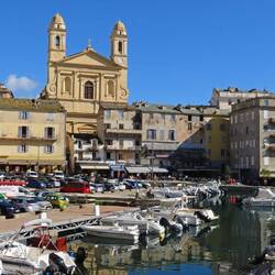 Hinter dem Vieux Port erhebt sich eine der zahlreichen Kirchen.