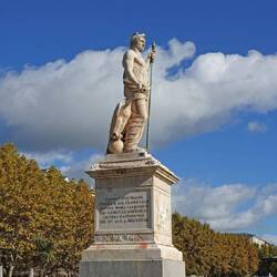 Im Stil einer antiken Götterstatue