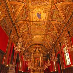 Sakrale Kunst im Innern, mit bemalter Holzdecke