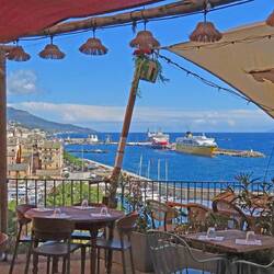 So schön wäre es, hier den Abend zu verbringen, mit Blick auf den Fährhafen.