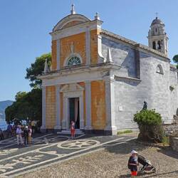 Angekommen. Schon die tollen Kiesel-Mosaike vorm Eingang ...