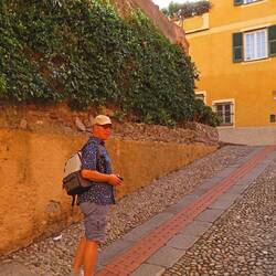 Ein steiler Fahrweg führt hinauf.