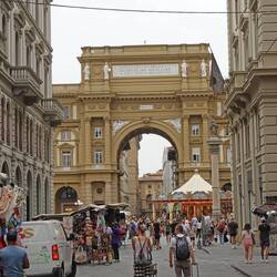 Ein sehr schöner Triumphbogen im Zentrum