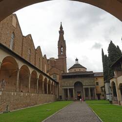 im Hof des Ersten Klosters