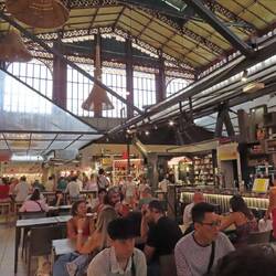 Die Markthalle war eine Überraschung für uns. Echtes Leben, Markttreiben auch am Sonntag