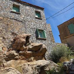 Hier baute man gar das Haus um den Felsen herum.