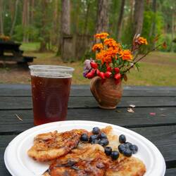 Pfannkuchen mit Blaubeeren, dazu Kwass