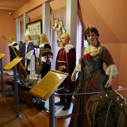 Noch eine Wachsfigurensammlung obendrauf.