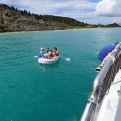 Les enfants partent explorer l'île avec papi et mamie