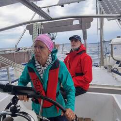 Mamie Marie à la barre et papi Serge à la vigi