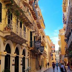 Ville de Corfou avec ses rues pavées et son architecture vénitienne aux tons pastel