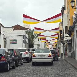 festlich geschmückte Straßen