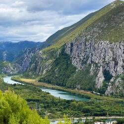 Fluß Cetina fließt durch Omiš ins Meer
