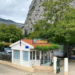 Schöner kleiner Campingplatz umrahmt von Bergen