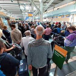 "Schnelle" Gepäckaufgabe für alle, die am Vortag Online eingecheckt haben.