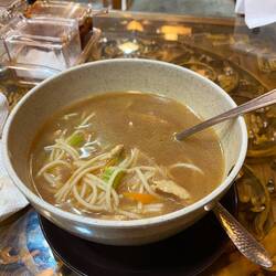 מרק טיבטי עם עוף שמזכיר קצת בית