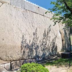 Man beachte den erstaunlich großen Stein