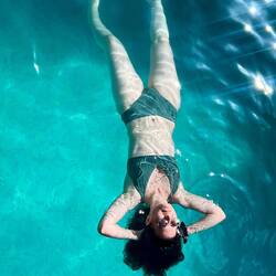 Pause détente dans la piscine