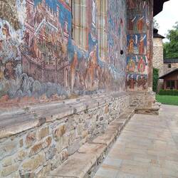 Die ganze Klosterkirche innen und außen mit Fresken