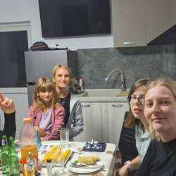 Links Mihai, mitte Volcans Frau und Kind,rechts Valentina, Ariadna und ich