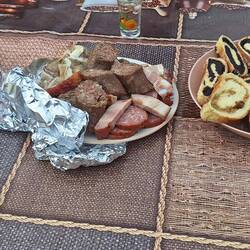 Am Wegesrand: leckerste Köstlichkeiten. Da wir noch satt waren haben wir nur gekostet und Palinka.