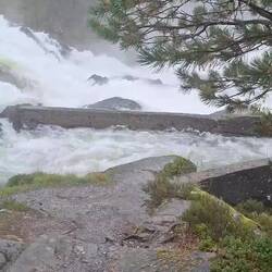 tosenden, gewaltig und beängstigend.