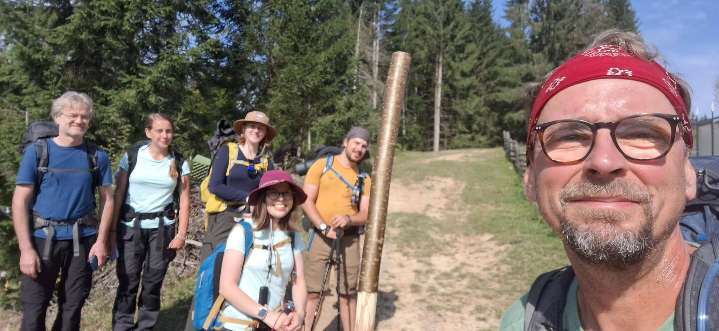 Unsere Wandergruppe nach Start in Vatra Moldovaitei