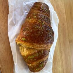 Erstes Pistaziencroissant meines Lebens gegessen: sehr lecker