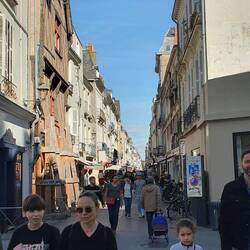 Betriebsamkeit in Geschäften und Bars