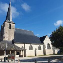 Die Kirche des kleinen Ortes Cheverny