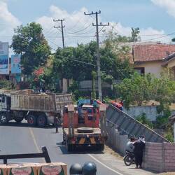 Trying to pull it out with another one the same size, lol bet they are still there