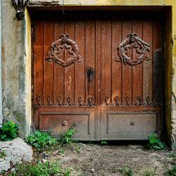 Toreinfahrt samt Flaggenhalterung