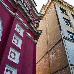 Dreifaltigkeitskirche neben Wohnhaus