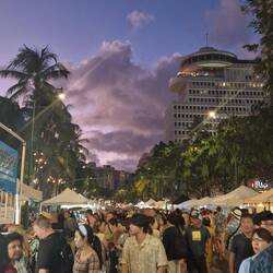 Nächtlicher Samstagsmarkt auf der Kalākaua Ave