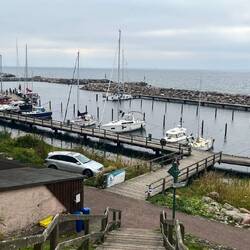 Blick von oben auf den Hafen Lohme