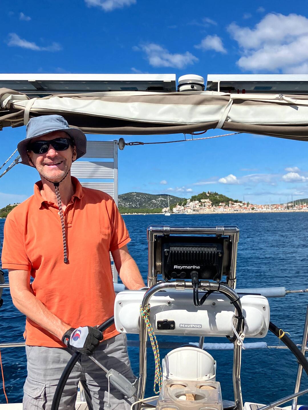 Skipper am Steuer