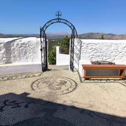 der Fußboden ist aus kleinen Steinen