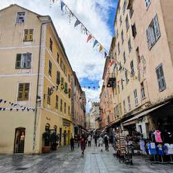 Die schöne und bunte Stadt Bastia 🌇