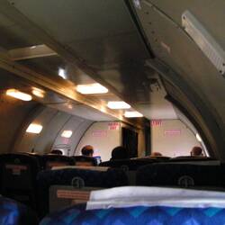 Dunkel wars, das Licht schien helle, als das Flugzeug blitzeschnelle…