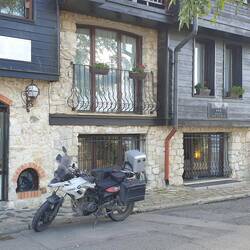 Motorrad steht vorm Hotel
