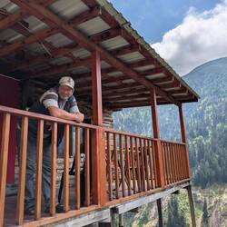 Herr Turgut auf seiner Terrasse