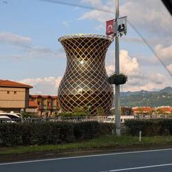 Rize hat sogar ein riesiges Teeglasgebäude erbaut und Erdoğan ist häufig ausgehängt