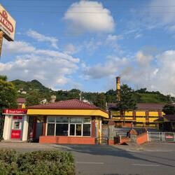 Eine der vielen Teefabriken und mit außergewöhnlich wenig Rauch