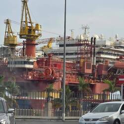 eine Bohrinsel zum "Service" im Hafen