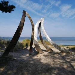 Denkmal für den größten Schiffsfriedhof des Baltikums an diesem Kap