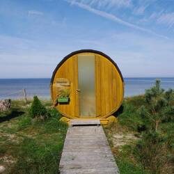 Nette Hütten mit Meerblick