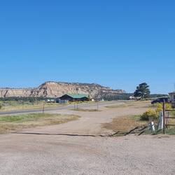 Tankstellen-Ödnis in karger Landschaft vor Cuba