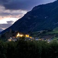Hell erleuchtet das Schloss von Saillon