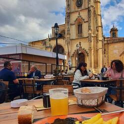 Repas de calamars en face de la cathédrale