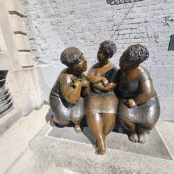 Les Chuchoteuses (die Läster-Schwestern)